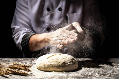 Geleneksel ev yapımı ekmek hazırlıyorum. Fırıncının hamur yoğurmasını yakından izle. Ev yapımı ekmek. Eller ahşap masada ekmek hamuru hazırlıyor..