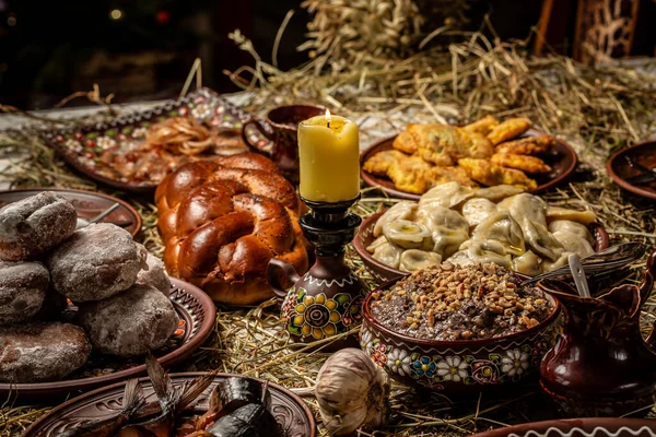 Ukrayna, Belarus ve Polonya 'da geleneksel Noel tatlısı tabakları. Noel yemeği kutia.