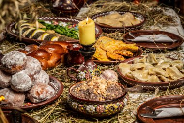 Ukrayna, Belarus ve Polonya 'da on iki etsiz yemek. Lezzetli Noel temalı yemek masası. Düz yatıyordu.