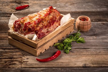 Köy arka planında nefis jambon, yazı için yeri olan üst manzara. Noel yemeği. pankart menü tarifi