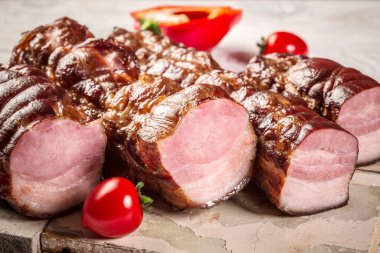 Ahşap arka planda pastırma dilimleri. Göğüs eti Lezzetli zanaatkar Tütsülenmiş domuz pastırması.