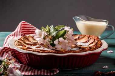 Doğu mutfağı kavramı. Ulusal New York vanilyalı cheesecake. Elma soslu vanilyalı krema..