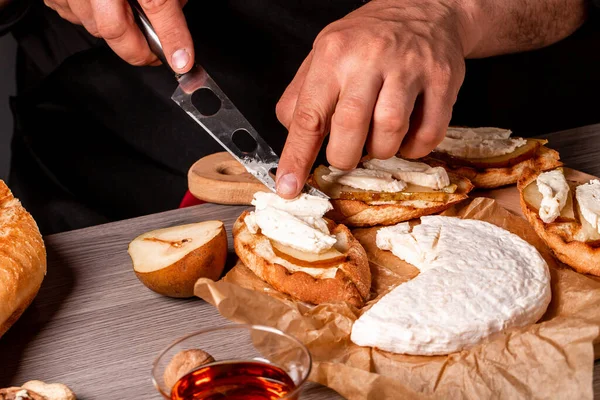 Chef Préparant Délicieux Bruschettas Avec Brie Camembert Fromage Poire Noix — Photo