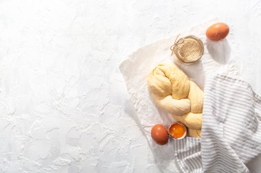İsrail otantik yemekleri. Pişirme kağıdının üzerine çiğ Challah ekmeği. ev yapımı.