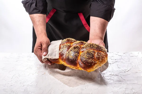 Бейкер Тримає Свіжий Запечений Хліб Крейдою Ізраїльська Автентична Їжа — стокове фото