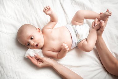 Temizlik bezi kavramı, saf, temiz. Genç anne ıslak mendillerle bebek derisini siliyor..