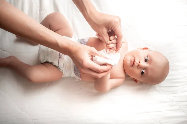 コンセプト衛生洗浄 清潔で清潔なワイプ 母親のクリーニングとワイプ体と足の赤ちゃんによってぬれた組織 — ストック写真