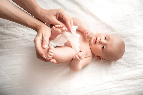Гигиеническая Чистка Чисто Чисто Мать Очищает Вытирает Тело Ногу Ребенка — стоковое фото