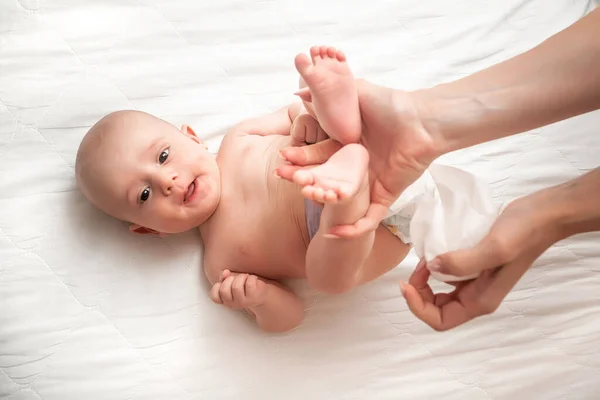 Recién Nacido Recibiendo Cambio Pañal Mamá Limpiando Trasero Del Bebé — Foto de Stock