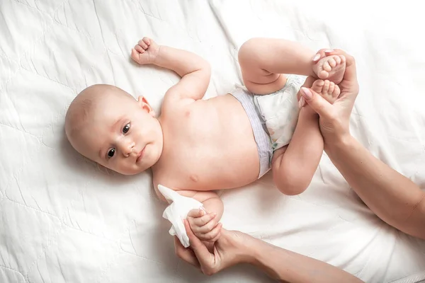 Madre Limpie Parte Inferior Bebé Del Cuerpo Con Tejidos Húmedos — Foto de Stock