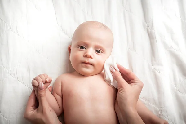 Madre Limpiando Cara Del Bebé Concepto Toallita Limpieza Higiénica Pura — Foto de Stock