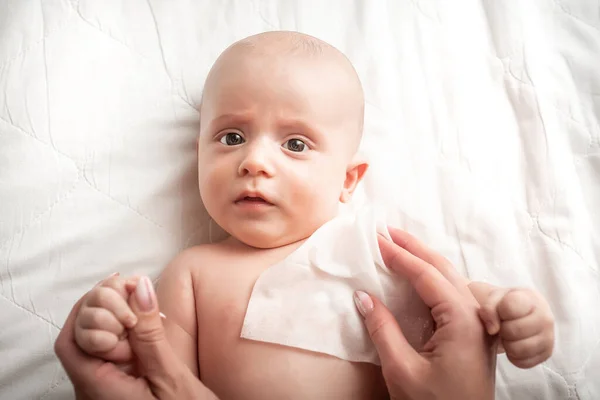 Cambiando Pañales Por Adorable Bebé Recién Nacido Madre Limpiando Cara — Foto de Stock