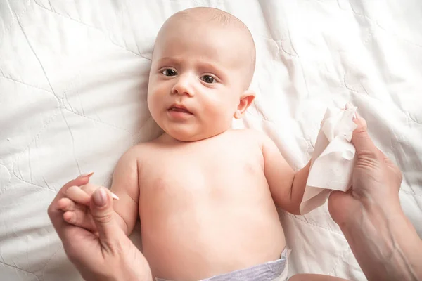 Recién Nacido Recibiendo Cambio Pañal Mamá Limpiando Trasero Del Bebé — Foto de Stock