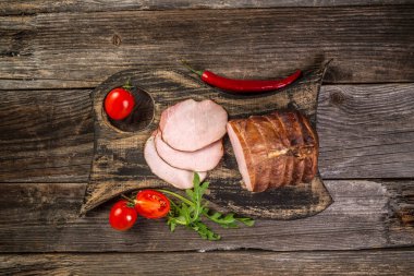 Tahta kesme tahtasında taze salata ve sebzeli domuz jambonu. metin için menü tarifi yeri.