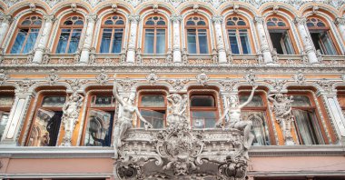 Ukrayna 'nın eski kenti Odessa' da, Haziran 2019 Orta Avrupa 'da barok heykeller, heykeller ve süsler bulunan tarihi bir bina..