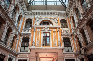 Ukrayna 'nın eski kenti Odessa' da, Haziran 2019 Orta Avrupa 'da barok heykeller, heykeller ve süsler bulunan tarihi bir bina..