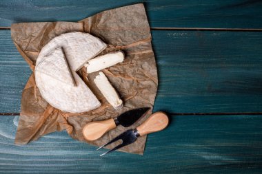 Kırsal ahşap arka planda kremalı peynirli bıçaklar yakın plan detaylı çekimler. Yemek tarifi geçmişi. Üst Manzara. Metin için boşluk.