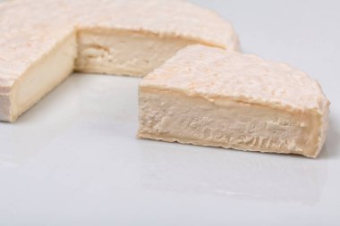 Camembert peynirini ya da gri arka planda açık arkaplan peynirini kapat. Yemek tarifi geçmişi.