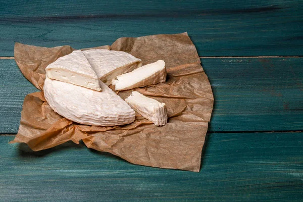 Brie Peyniri Camembert Peyniri Taze Brie Peyniri Kraft Kağıdındaki Tahta — Stok fotoğraf