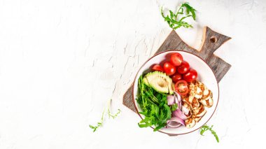 İçinde Halloumi peyniri, avokado, domates, taze marul salatası ve susam olan Buda tabağı. Detoks ve sağlıklı yiyecek kasesi konsepti. Keto Paleo diyet menüsü. Üst görünüm, genel görünüm, afiş.
