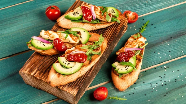 Kıbrıs Sandviçi Arka Planda Halloumi Peyniri Avokado Dilimleri Kızarttı Sağlıklı — Stok fotoğraf