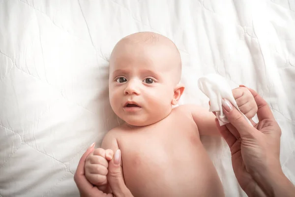 Madre Limpiando Cara Del Bebé Concepto Toallita Limpieza Higiénica Pura —  Fotos de Stock