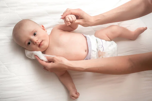 Mãe Limpar Cara Bebé Conceito Toalhete Limpeza Higiene Puro Limpo — Fotografia de Stock