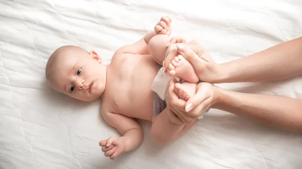 Recién Nacido Recibiendo Cambio Pañal Mamá Limpiando Trasero Del Bebé — Foto de Stock