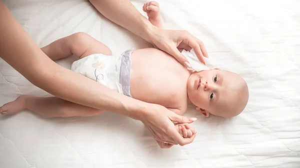 Mãe Terapeuta Faz Massagem Bebê Casa Conceito Cuidados Saúde Medicina — Fotografia de Stock