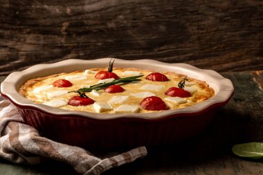 Geleneksel Yunan turtası Spanakopita ıspanaklı, ıspanaklı ve peynirli. Yemek tarifi geçmişi. en üstteki görünüm.