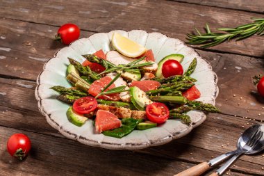 Ketogenik diyet. Tavuk etli kuşkonmaz, avokado, domates. Detoks ve sağlıklı konsept. Keto yemeği. Üst görünüm, genel görünüm.