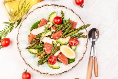 Kuşkonmaz salatası greyfurt, vişneli domates, avokado, tavuk fileto, ıspanak. Ketojenik diyet, diyet öğle yemeği konsepti. Keto Paleo diyet menüsü.