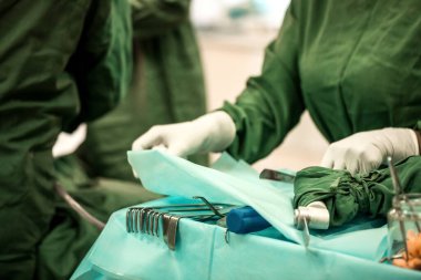 Ortopedi cerrahları. Coronavirus Covid19 salgınında sağlık çalışanları. Konsantre cerrahlar bir hastayı ameliyatta ameliyat ediyorlar..