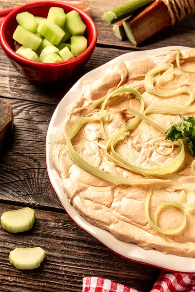 Rhabarber Kuchen Auf Dem Kopf Auf Einem Rustikalen Holztisch Essen — Stockfoto