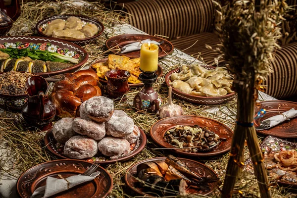 Tradycyjny Stół Bożonarodzeniowy Ukrainie Dwanaście Dań Bezmięsnych Kutya Owoce Duszone — Zdjęcie stockowe