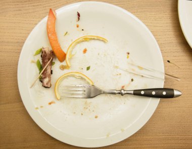 Restoranda yemek tabağı.