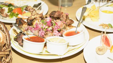 Restoranda yemek tabağı.