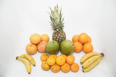 Beyaz bir arka plan üzerinde meyve