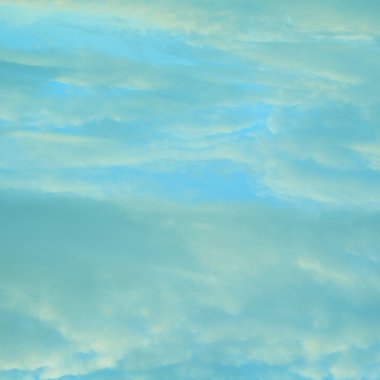 Yaz aylarında mavi gökyüzü arka plan