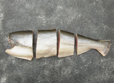 bir kesme tahtası üzerinde balık