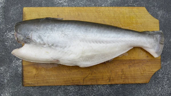 Pescado Una Tabla Cortar —  Fotos de Stock