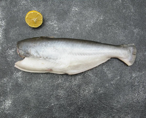 Bir Kesme Tahtası Üzerinde Balık — Stok fotoğraf