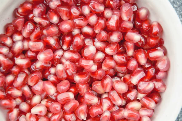 Pomegranate Merah Pada Latar Belakang Gelap — Stok Foto