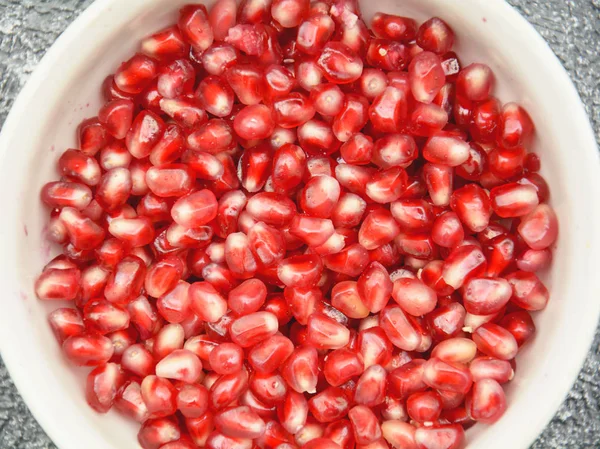 Pomegranate Merah Pada Latar Belakang Gelap — Stok Foto