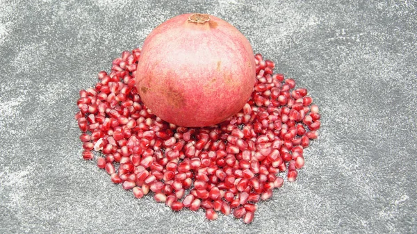 Pomegranate Merah Pada Latar Belakang Gelap — Stok Foto