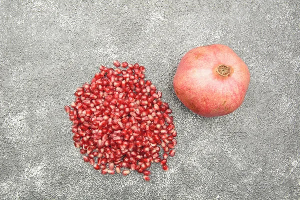 Pomegranate Merah Pada Latar Belakang Gelap — Stok Foto