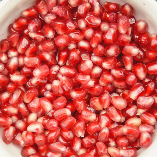 Pomegranate Merah Pada Latar Belakang Gelap — Stok Foto