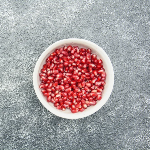 Pomegranate Merah Pada Latar Belakang Gelap — Stok Foto