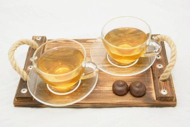 Beyaz arka planda iki fincan yeşil çay.