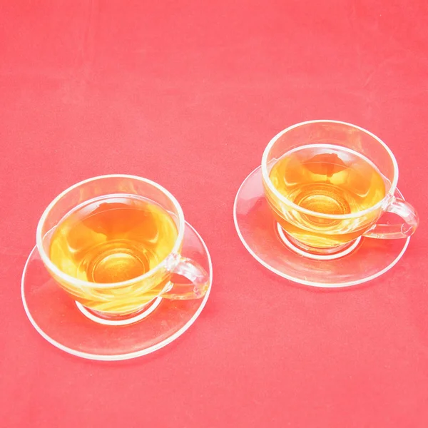 Zwei Tassen Grüner Tee Auf Rotem Hintergrund — Stockfoto